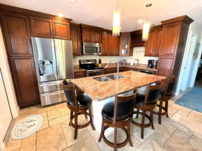 One block to the beach! 2 bedroom 2 bath. The Seahorse Suite.